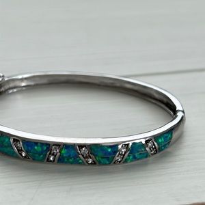 Silver and opal bracelet. Double clasp.